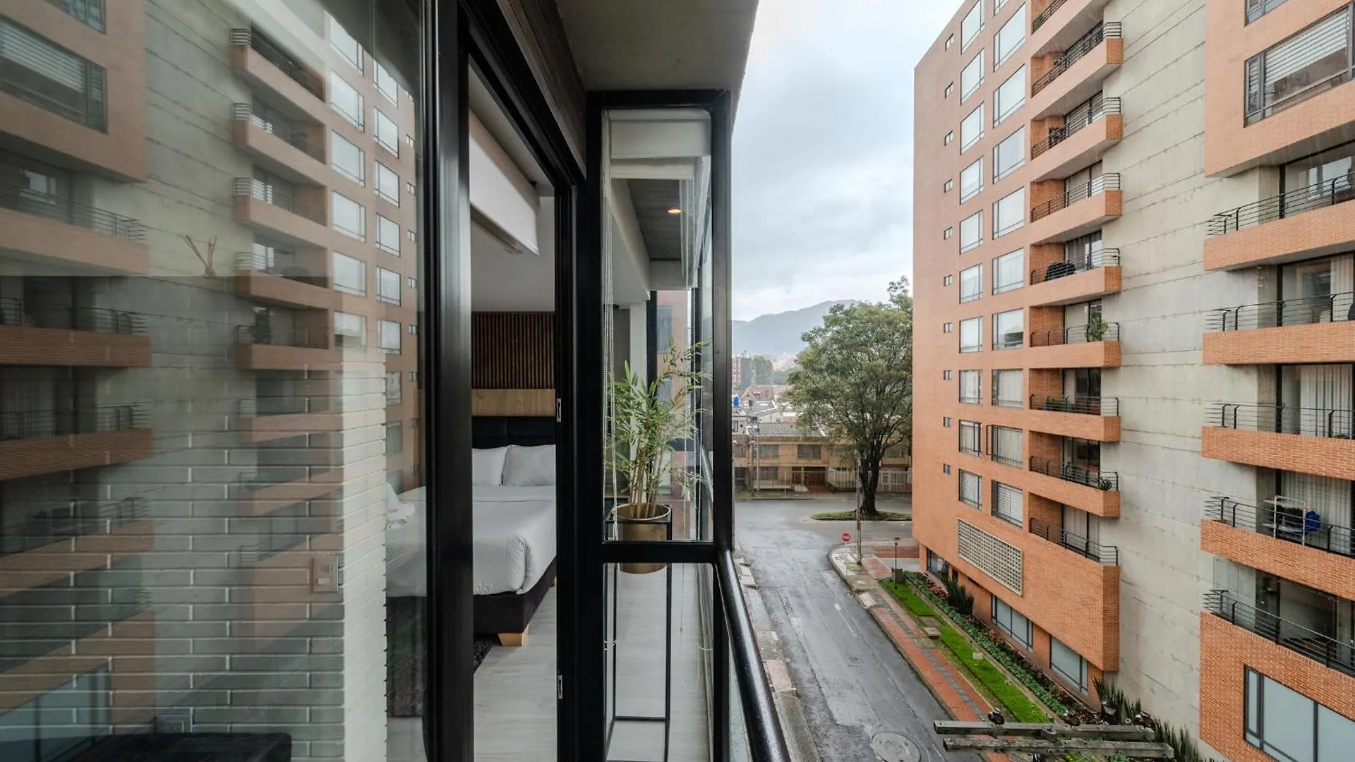 Frag x Ahead Apartment